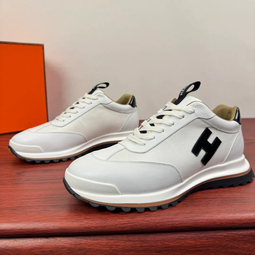 Batch 740 HERMES/Hermès men’s new sports shoes, rhythmic casual shoes: crafted with luxurious materials, luxurious walking experience! The upper is made of top-grade calfskin, with a fine texture like silk caressing the fingertips. The flexible texture is suitable for a variety of scenes; some shoes are integrated with breathable mesh, and the light breathing makes your steps refreshing at all times. The sole is made of high-elastic rubber composite material, and the carefully carved patterns give strong grip, making every step as stable as stepping on the clouds. At the same time, the cushioning and shock-absorbing technology is hidden in it, quietly eliminating the impact of the road. From urban commuting to outdoor walking, Hermès uses luxurious materials and craftsmanship to make every step a double luxury of texture and comfort, showing the brand's ultimate pursuit of details and quality in every inch. Size: 39-40-41-42-43-44 leather shoe size (38.45.46 can be customized) Item number: H25286 leather mesh white